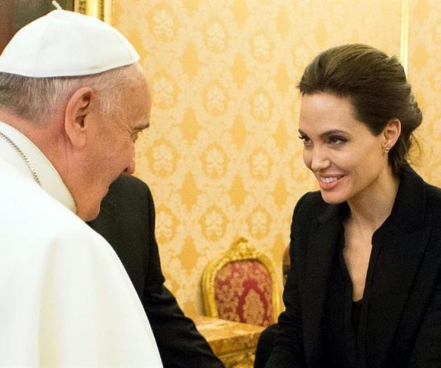 Recibe Papa a Angelina Jolie
