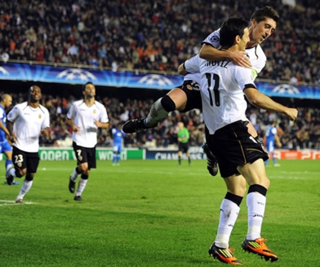 Valencia supera al Espanyol de Moreno