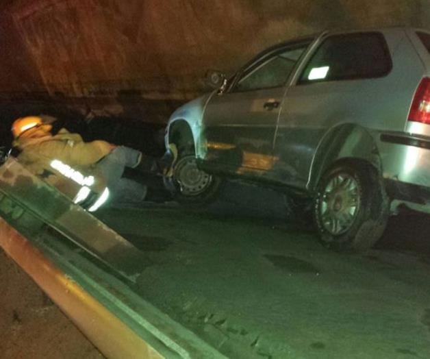 Cae conductora a canal a cielo abierto