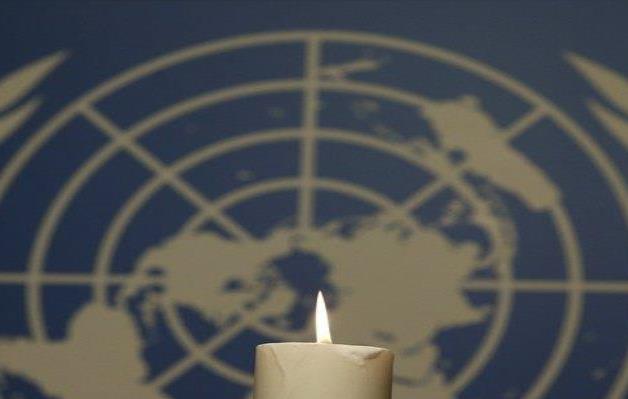 ONU enciende una luz para víctimas de París ONU enciende una luz para víctimas de París