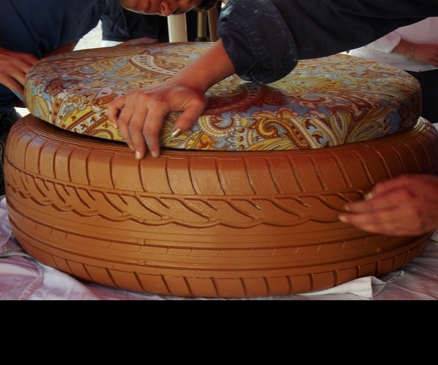 Universitarios transforman llantas de automóviles en muebles