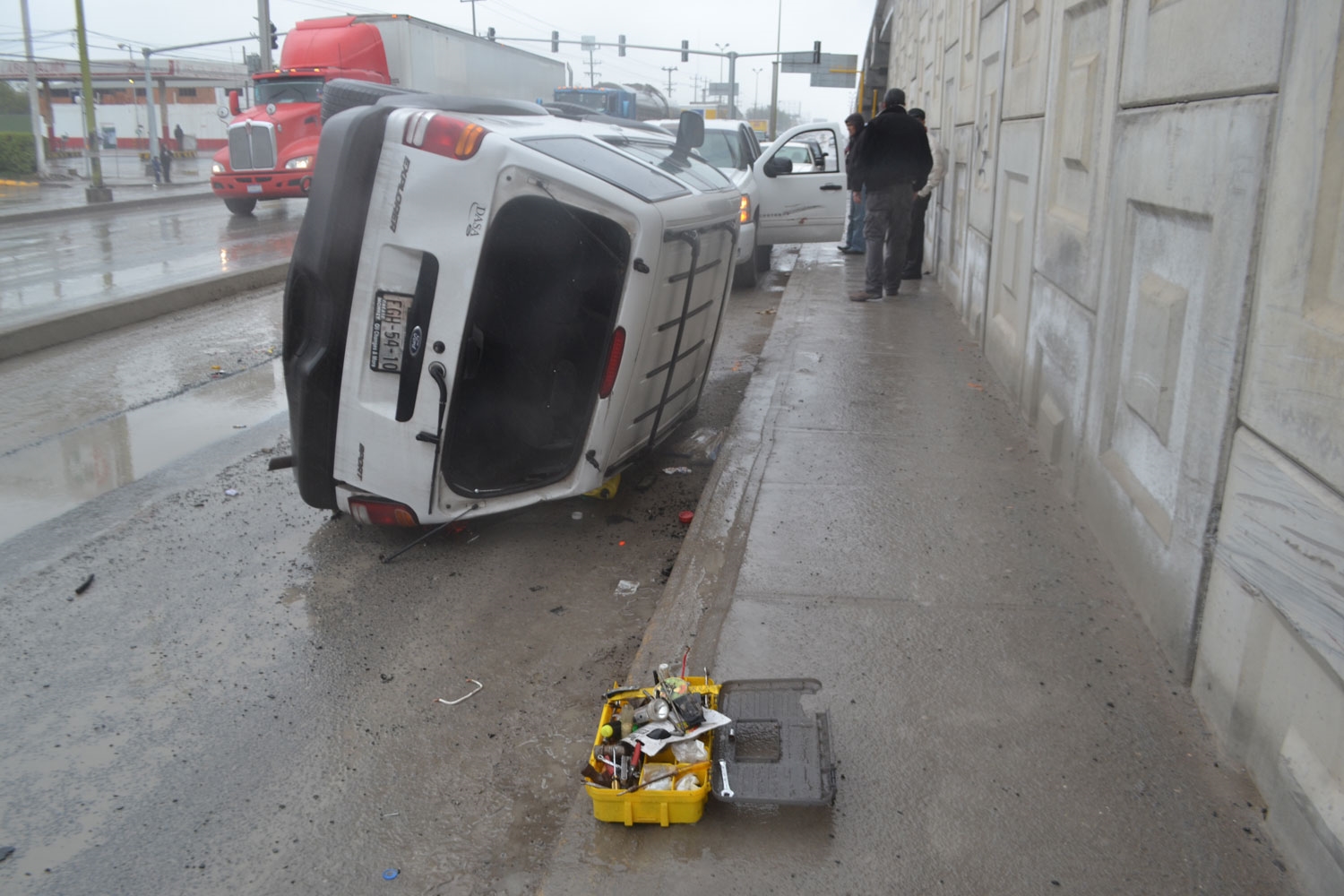 ‘Pierde’ el volantey termina volcado ‘Pierde’ el volantey termina volcado