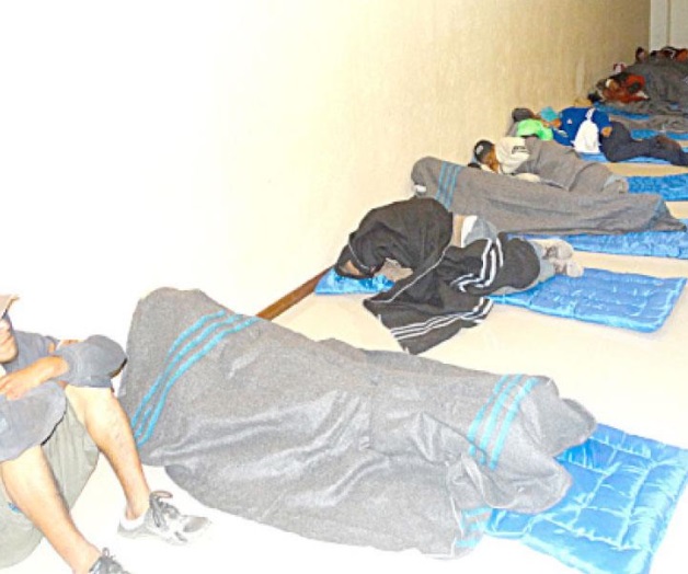 Llevan indigentes a refugio temporal Llevan indigentes a refugio temporal