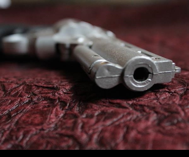 Bebé se pone una pistola en la boca; su madre la incita Bebé se pone una pistola en la boca; su madre la incita