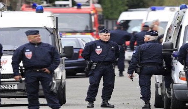 Busca Francia a sospechosa de atentados en París tras mortal asedio