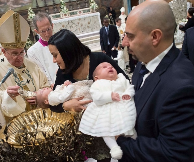 El papa Francisco bautiza a 33 bebés en la Capilla Sixtina El papa Francisco bautiza a 33 bebés en la Capilla Sixtina