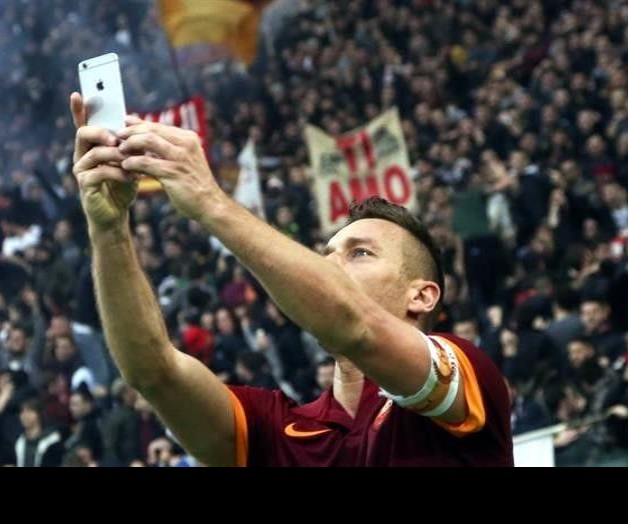 Celebra Totti empate con selfie Celebra Totti empate con selfie