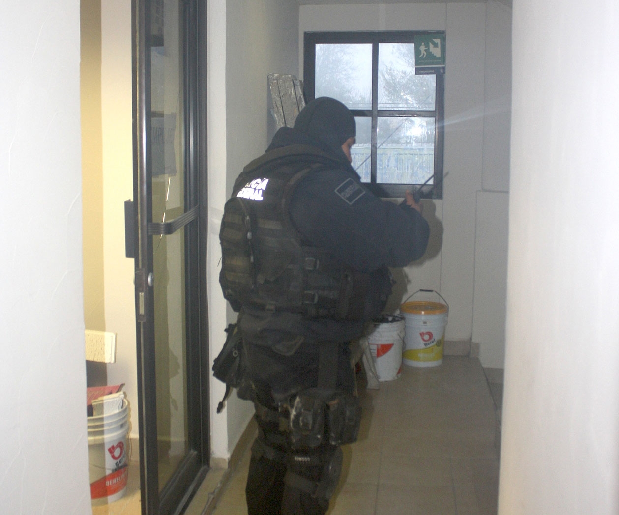 Roba tienda y huyecon auto de cliente