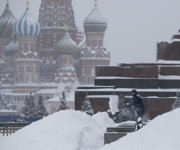 Casi 100 vuelos sufren retrasos debido a nevada en Moscú Casi 100 vuelos sufren retrasos debido a nevada en Moscú