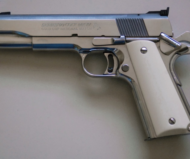 Bebe es incitada por su madre a colocarse un arma en la boca Bebe es incitada por su madre a colocarse un arma en la boca