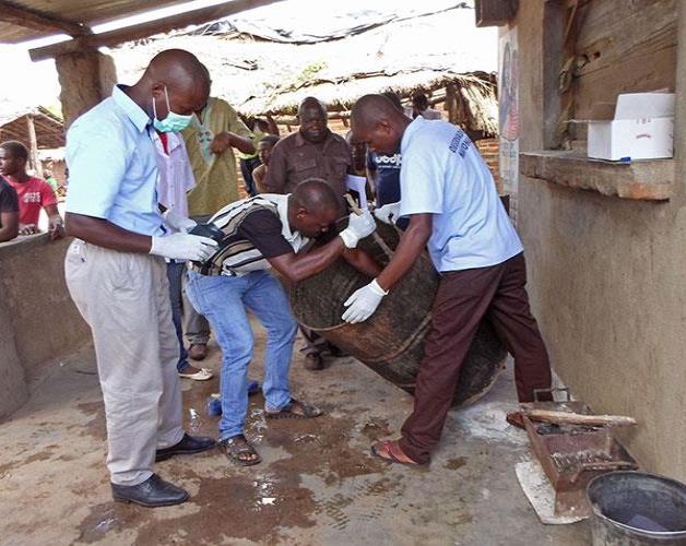 Suman 69 muertos por ingerir cerveza envenenada en funeral
