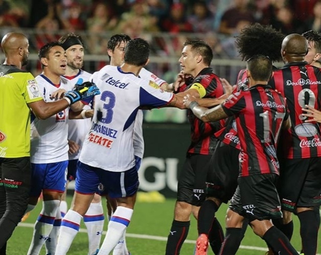 Costoso altercado; Concacaf multa a Cruz Azul y suspende a Formica Costoso altercado; Concacaf multa a Cruz Azul y suspende a Formica