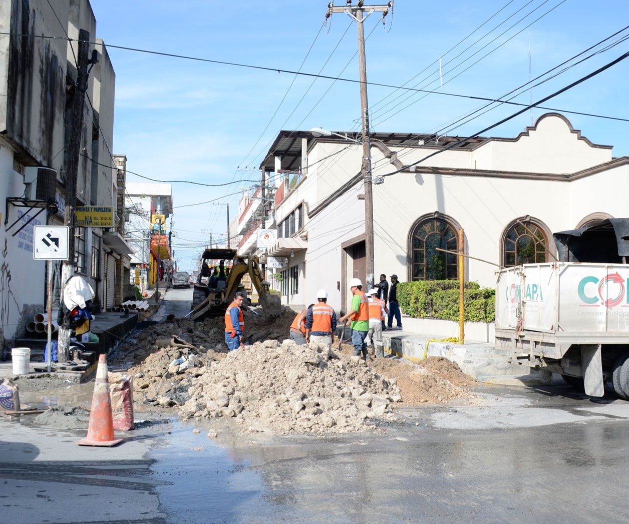 Ya reparan el ‘caído’en calle Matamoros Ya reparan el ‘caído’en calle Matamoros