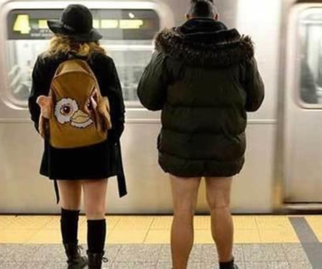 Cientos de neoyorquinos se quitan los pantalones en el metro Cientos de neoyorquinos se quitan los pantalones en el metro