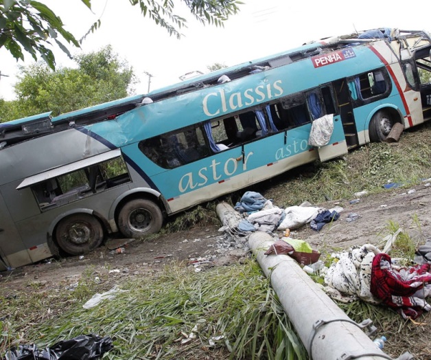 Autobús cae a barranco y deja nueve victimas Autobús cae a barranco y deja nueve victimas
