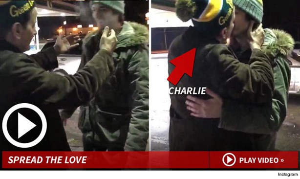 Besa a hombre Charlie Sheen