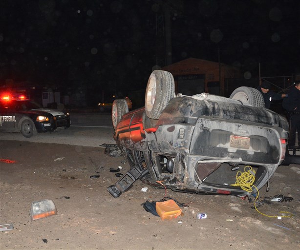 Vuelca camioneta;esposa sale herida