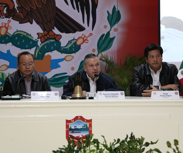 Entrega alcalde al DIF ganancias de pista de hielo Entrega alcalde al DIF ganancias de pista de hielo