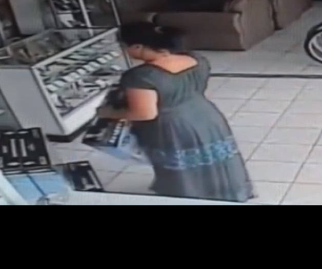 13 segundos le tomó a esta mujer robar una pantalla de plasma (VIDEO) 13 segundos le tomó a esta mujer robar una pantalla de plasma (VIDEO)