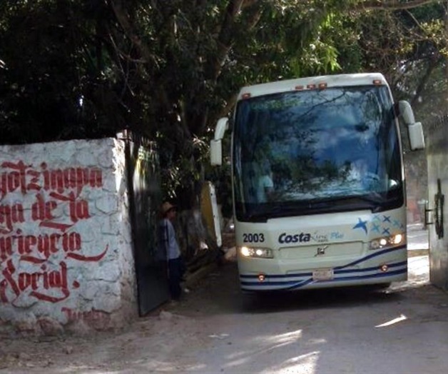Parte caravana para buscar a normalistas Parte caravana para buscar a normalistas