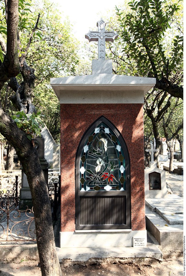 Dejan sin nombre tumba de Chespirito