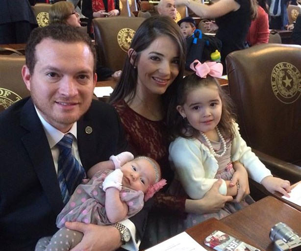 Representante estatal D-35toma juramento en su cargo