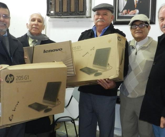 Hacen entrega de 3equipos de cómputo Hacen entrega de 3equipos de cómputo