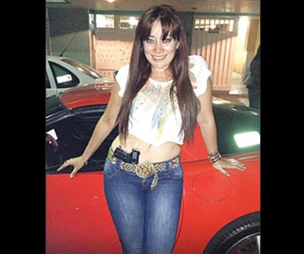 Muere ex funcionaria del DF que posaba con armas en Facebook Muere ex funcionaria del DF que posaba con armas en Facebook