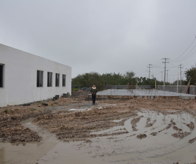 Supervisan avance de construcción de obra