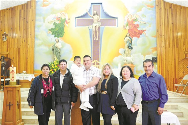 JESÚS GAEL RECIBE SACRAMENTO