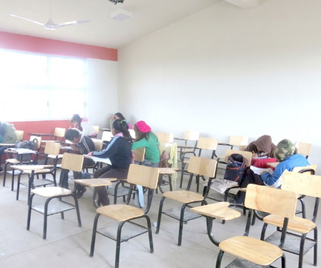 Superan el fríoy van a clases Superan el fríoy van a clases