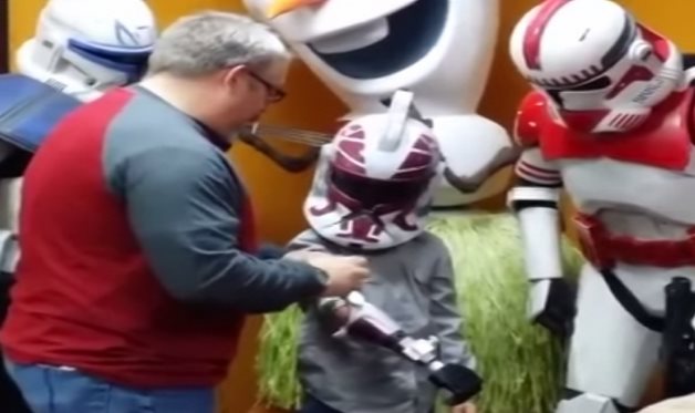 Niño de 7 años recibe prótesis de brazo izquierdo por parte de Star Wars