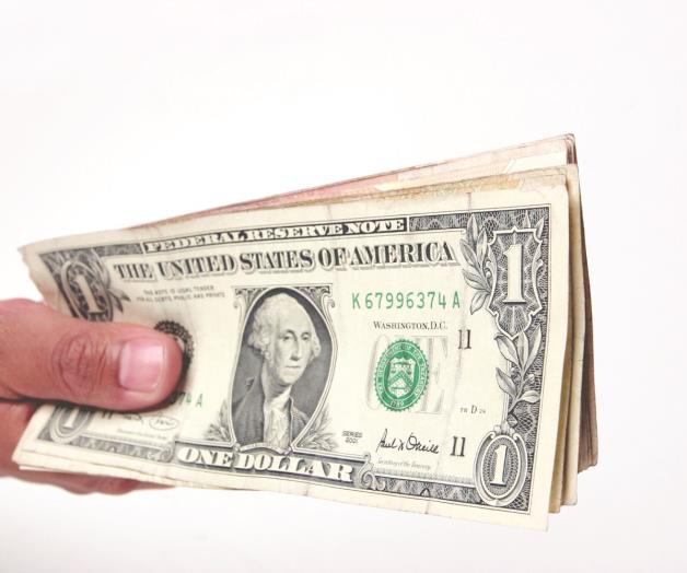 Cae dólar a menor precio en un mes