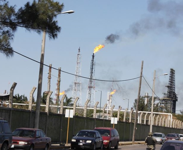Fuga en refinería gas mortal; tres intoxicados Fuga en refinería gas mortal; tres intoxicados
