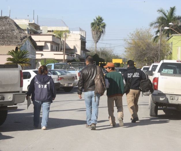 Huía con un vehículo robado cuando topa con hoyanco y escapa
