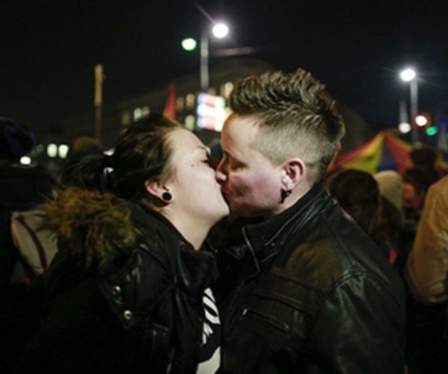 Manifestantes se besan afuera de un café que expulsó a una pareja lesbiana Manifestantes se besan afuera de un café que expulsó a una pareja lesbiana
