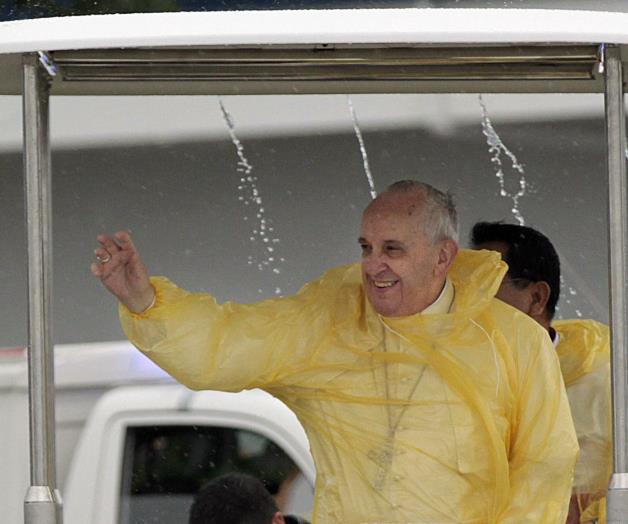 Visita Papa a sobrevivientes de Haiyan