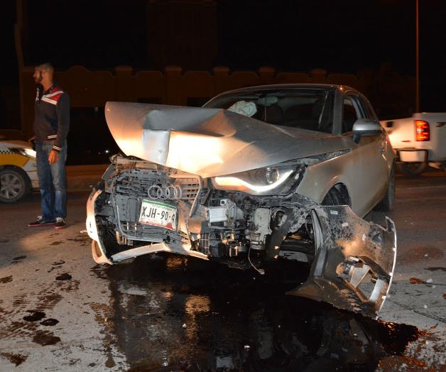 Pierde control de velozAudi: hay ‘pérdida total’