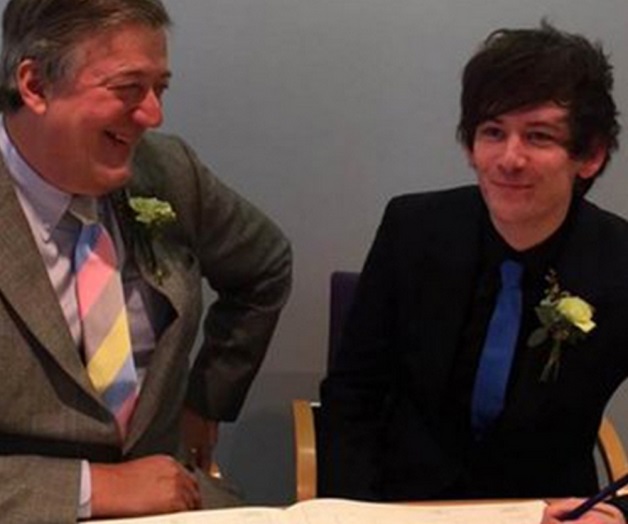 Stephen Fry se casa con hombre 30 años menor Stephen Fry se casa con hombre 30 años menor