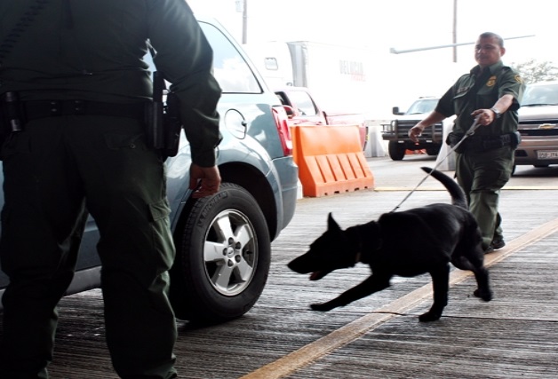 Rescatan en Falfurriasa dos indocumentados