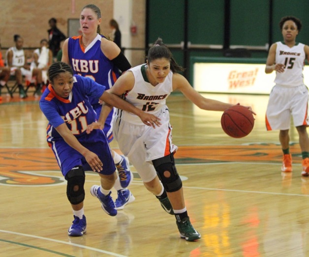 Obtienen segunda victoriauniversitarias en basquetbol