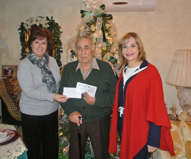 Entrega premio de rifa, Mesa Redonda