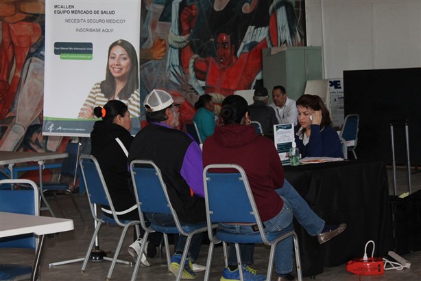 Asisten decenasa feria de registro