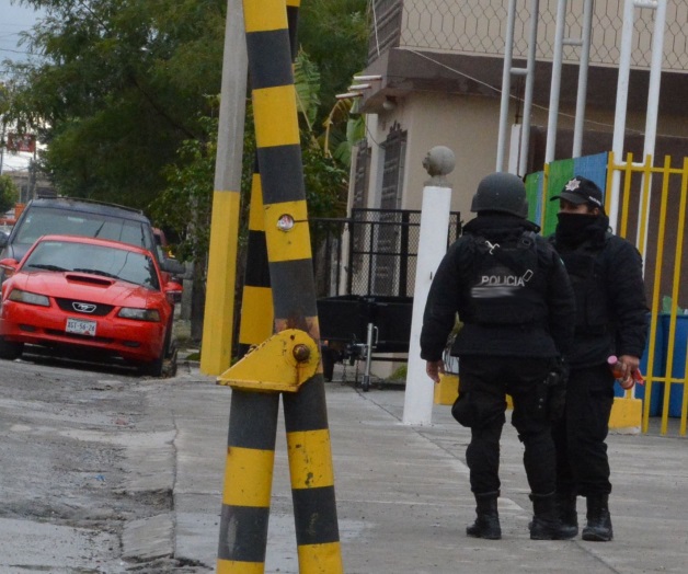 A cachazos lo bajande taxi y se lo roban A cachazos lo bajande taxi y se lo roban