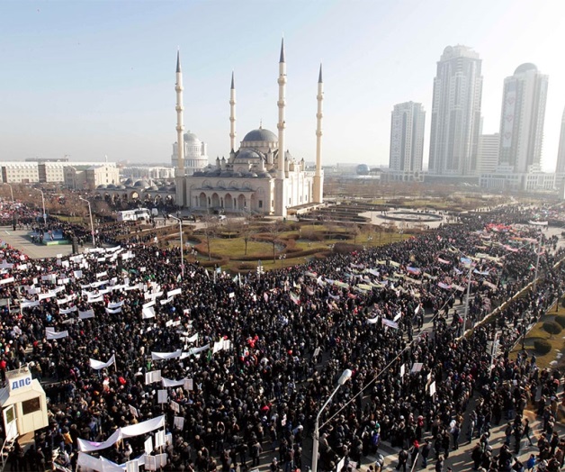 Miles de personas marchan en Chechenia contra Charlie Hebdo Miles de personas marchan en Chechenia contra Charlie Hebdo