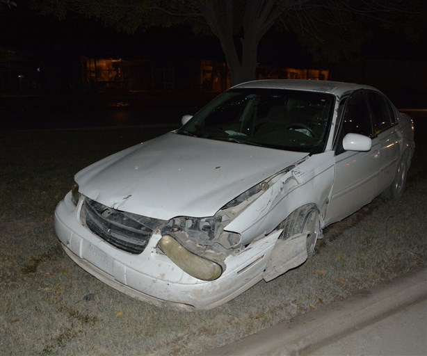 Tumba lámpara mercurial y deja auto abandonado