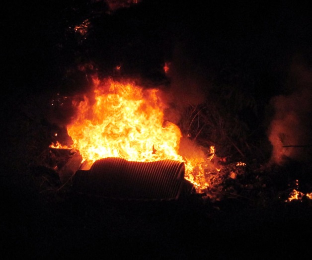 Juega con fuego,resulta quemado Juega con fuego,resulta quemado