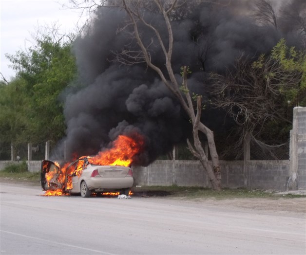 De pronto se incendia su auto; bomberos lo sofoca: pérdida total