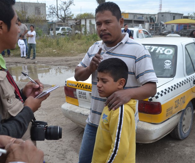Detienen a taxista que provoca tres lesionados en un choque