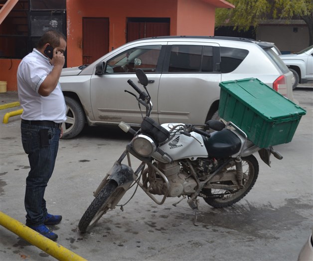 No pudo escapartras dar golpazoa un motociclista